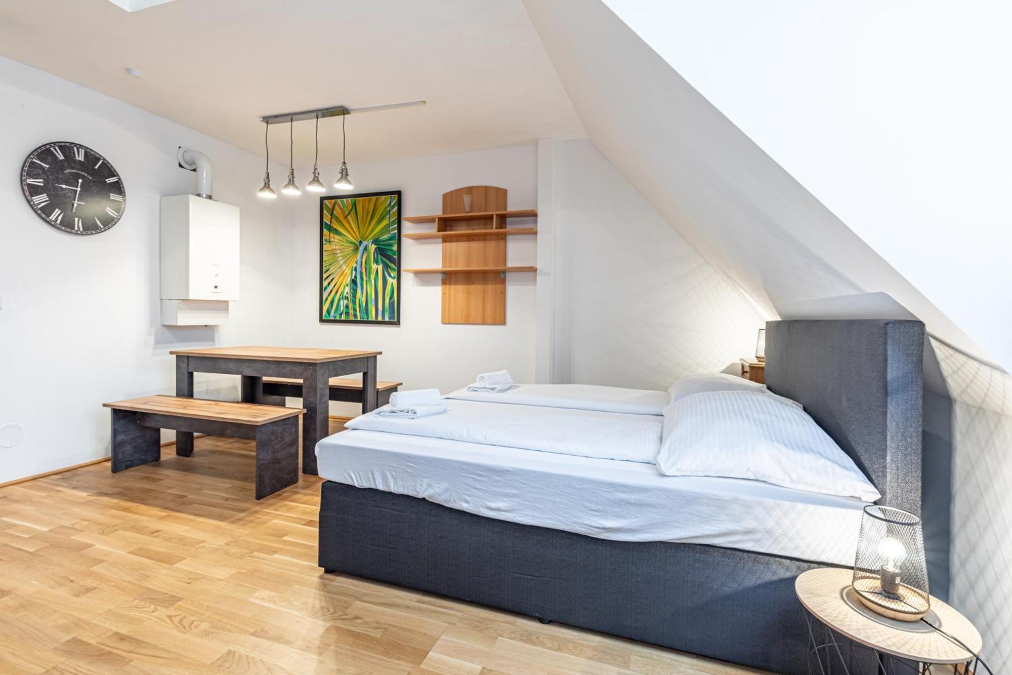 Penthouse By Jr * Vienne