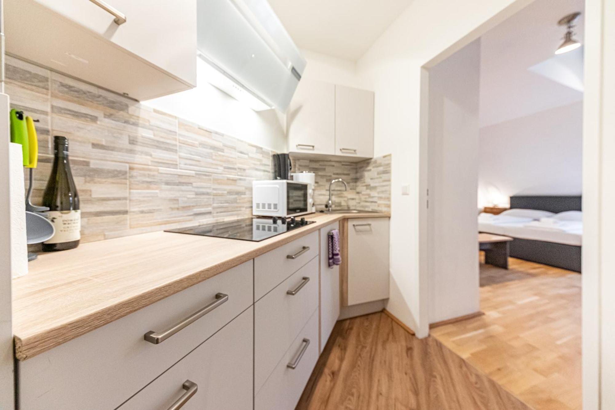 Penthouse By Jr * Vienne